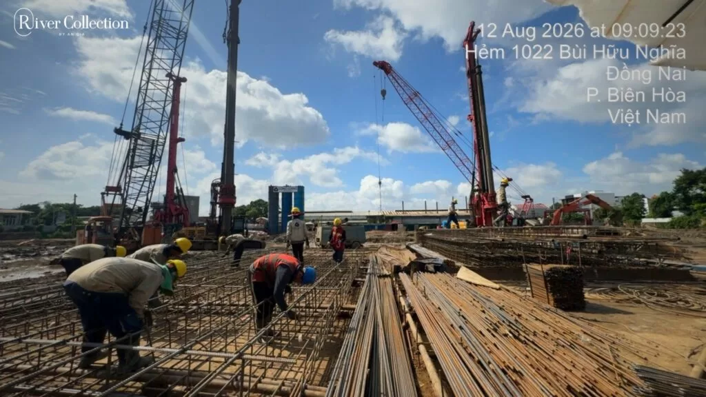 Toàn cảnh công trường căn hộ ven sông tháng 8 năm 2026