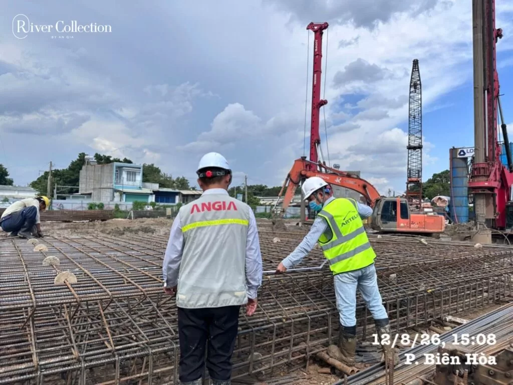 Công trường dự án ven sông trong giai đoạn phần móng