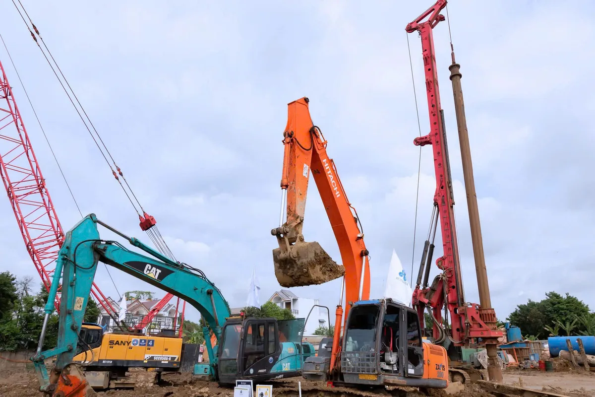 Dàn máy móc cơ giới tại công trường khởi công River Collection